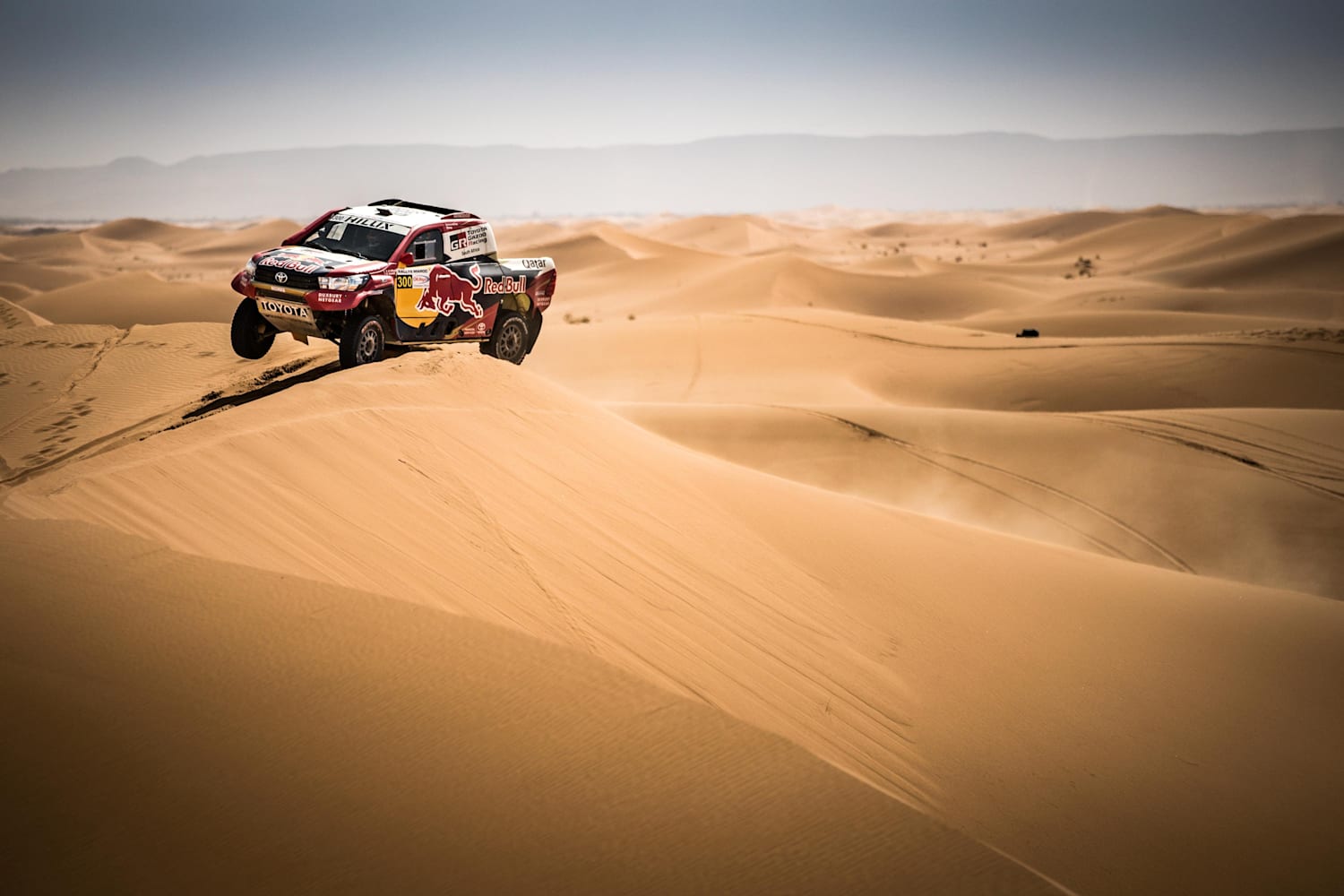 Nasser Al Attiyah Drives Toyota Hilux At Dakar video 