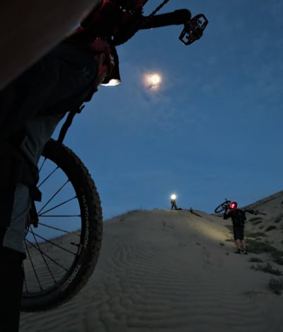 Le départ pour la dune de Cerro Blanco s'est fait de nuit à 2h du matin raconte Kilian Bron.