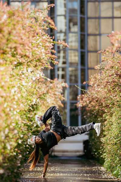 Logistx does an Air Freeze in a park 