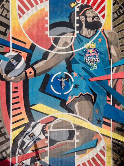 Sokak sanatçısı Piskv, İtalya'nın Roma şehrinde boyadığı Scalo San Lorenzo basketbol sahasında poz veriyor.