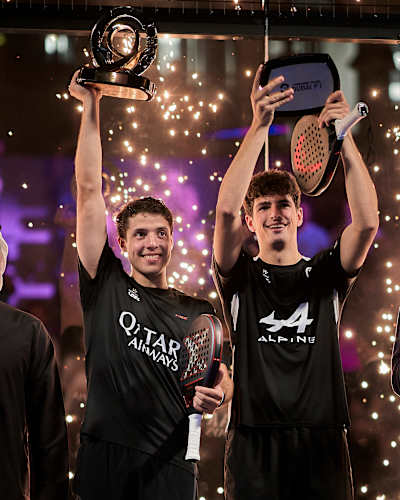 Agustín Tapia y Arturo Coello celebran la victoria del Dubai Premier Padel P1 en Dubai, Emiratos Árabes Unidos, el 10 de noviembre de 2024. 