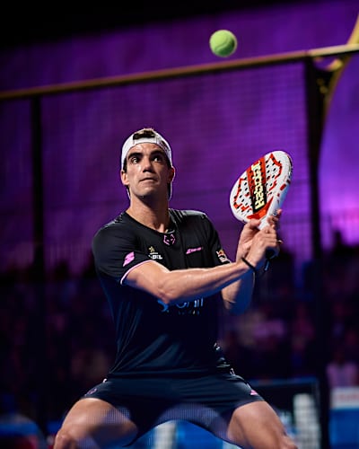 Juan Lebrón livre une puissante performance au padel lors des finales palpitantes du Motorola Razr Miami Premier Padel P1 en mars 2025.