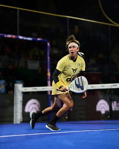 Beatriz González powers across the blue court during the 2025 Buenos Aires Premier Padel P1 semi finals.