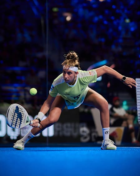 Beatriz González returns a shot during the 2024 padel semi-finals in Dubai
