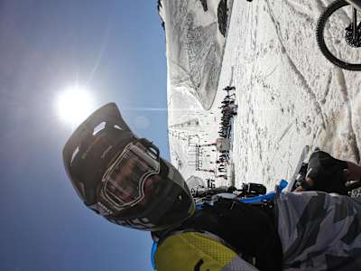 Le pilote français Kilian Bron au sommet des Deux Alpes avant de dévaler 15 km de glacier d’une traite à la Mountain of Hell 2019.