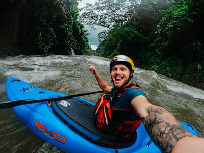 Le kayakiste Adrian Mattern s'est fait volé tout ce qu'il avait dans sa voiture en voyage de kayak au Chili. Il a travaillé sur des chantiers et comme videur de boîte pour se racheter du matériel.
