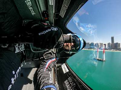 Le Français Mikael Brageot pilote son avion de pendant les finales de la compétition de voltige aérienne Red Bull Air Race 2019, au lac Balaton, en Hongrie.