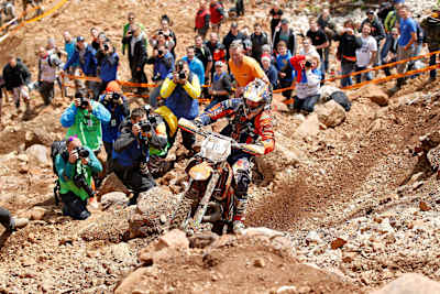 Andreas Lettenbichler, participante alemán del Red Bull Romaniacs 2014, ataca el recorrido con su KTM.