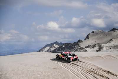 Una foto de Cyril Despres y David Castera en el Peugeot 3008 DKR Maxi del equipo Peugeot Total navegando por las dunas durante la etapa 11 del Rally Dakar 2018.