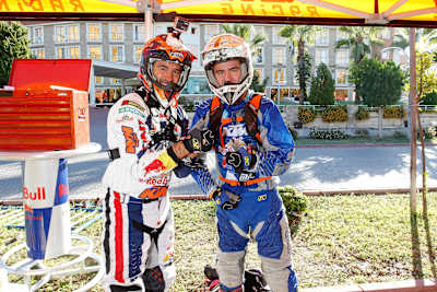 Manuel Lettenbichler, piloto de hard enduro, junto con su padre Andreas en 2014.