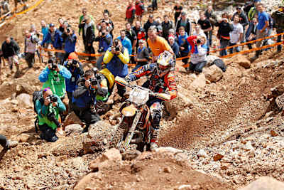 Red Bull Romaniacs 2014-Teilnehmer Andreas Lettenbichler aus Deutschland geht die Enduro-Strecke auf seiner KTM an.