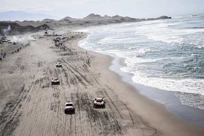 Los Peugeot-Total de Cyril Despres, Carlos Sainz y Stéphane Peterhansel, además del Toyota-Gazoo de Nasser Al-Attiyah surcan la playa de San Juan de Marcona.