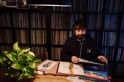 Alfonso Pomeda, con su colección de discos