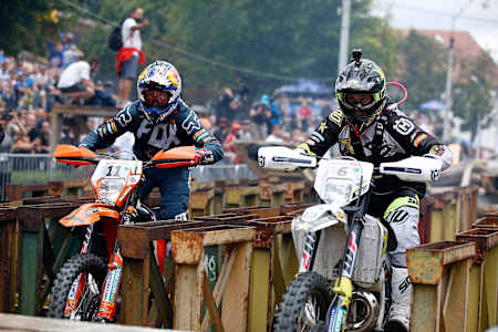 Billy Bolt y Taddy Błażusiak durante la etapa de prólogo en Red Bull Romaniacs en Sibiu, Rumanía, el 24 de julio de 2018.