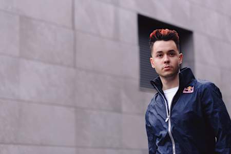 El streamer español del videojuegos TheGrefg posa para una foto como atleta Red Bull.