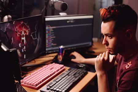 TheGrefg, el streamer español de videojuegos, durante una sesión en su estudio.