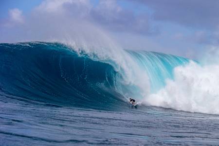 Ian Walsh surfs big waves at Jaws 