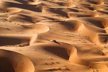 Carlos Sainz y Lucas Cruz en su Audi RS Q e-tron E2, del equipo Audi Sport, durante la etapa 5 del Dakar 2024 el 10 de enero de 2024 entre Al-Hofuf y Subaytah, Arabia Saudita