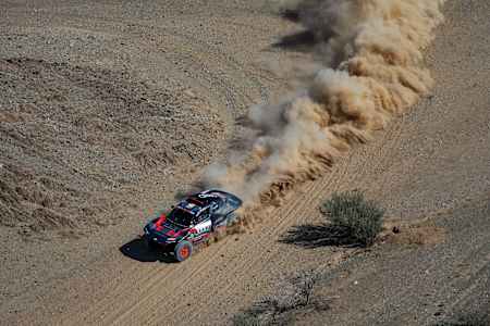 Carlos Sainz y Lucas Cruz en su Audi RS Q e-tron E2 del equipo Audi Sport durante la etapa 7 del Dakar 2024 el 14 de enero de 2024 entre Riad y Al Duwadimi, Arabia Saudita