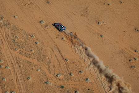 Carlos Sainz y Lucas Cruz en su Audi RS Q e-tron E2 del equipo Audi Sport durante la etapa 10 del Dakar 2024 el 17 de enero de 2024 en Al Ula, Arabia Saudita