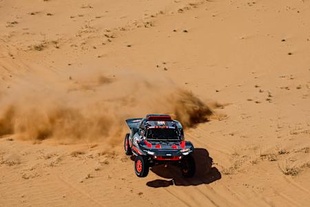 Carlos Sainz y Lucas Cruz en su Audi RS Q e-tron E2 del equipo Audi Sport durante la etapa 3 del Dakar 2024 el 8 de enero de 2024 entre Al Duwadimi y Al Salamiya, Arabia Saudita