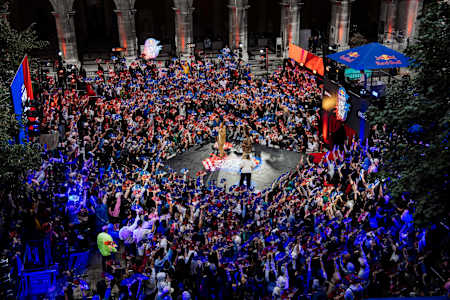 1.000 Zuschauer:innen im Arkadenhof der Uni Wien sorgten für Partystimmung