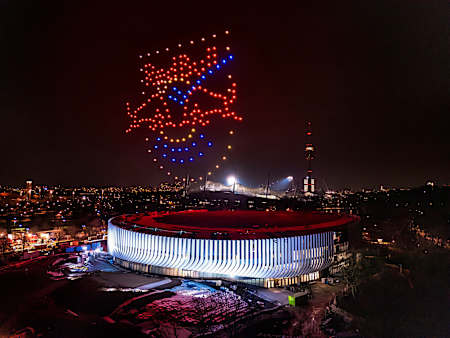 200 leuchtende Drohnen formierten sich zum Logo des EHC Red Bull München.