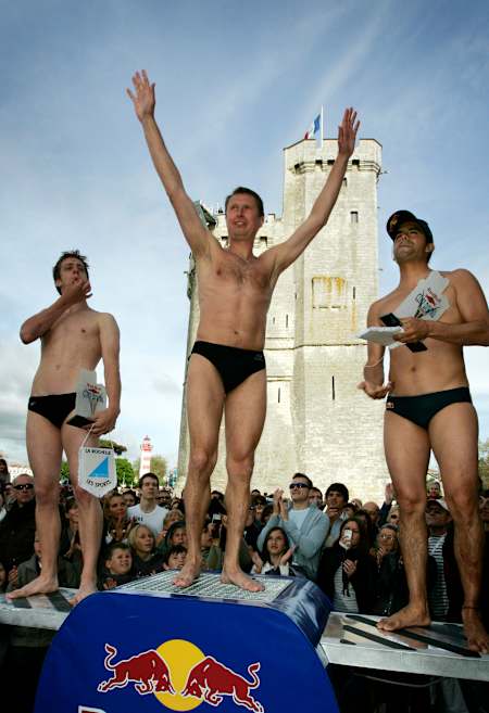 Andrey Ignatenko (centro) celebra su victoria junto a Orlando Duque (derecha) y Gary Hunt (izquierda) en la primera ronda de la Serie Mundial Red Bull Cliff Diving en La Rochelle, el 8 de mayo de 2009