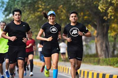 एक समूह के साथ दौड़ना आपकी रुचि बनाए रखेगा 