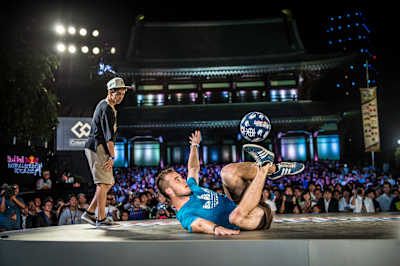 Soufiane El Marnissi competes against Szymon Skalski at Zojoji Temple