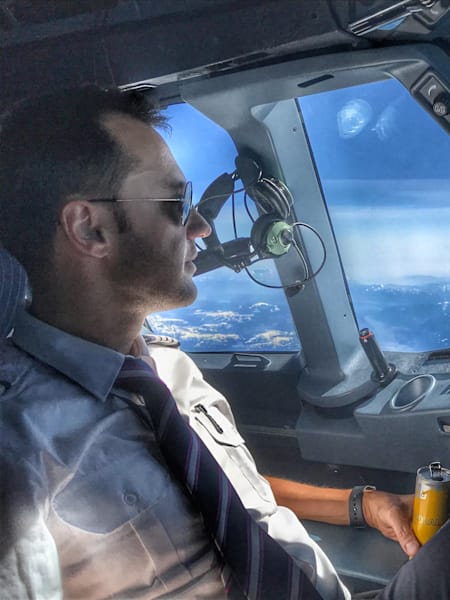 Pilot Łukasz Czepiela w kokpicie Airbusa w powietrzu