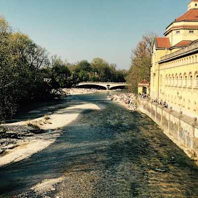 Blick von der Ludwigsbrücke in Mücnhen auf die Isar und den Kabelsteg.