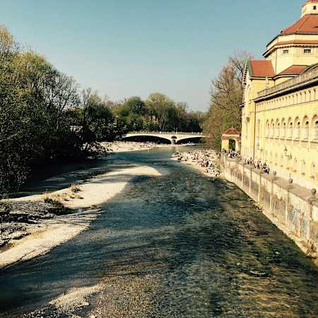 Blick von der Ludwigsbrücke in Mücnhen auf die Isar und den Kabelsteg.