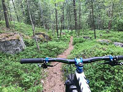 Hanna Jonsson à espera para percorrer um trilho na Suécia.