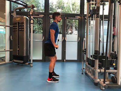 Les tractions sur les triceps soutiennent le balancement des bras