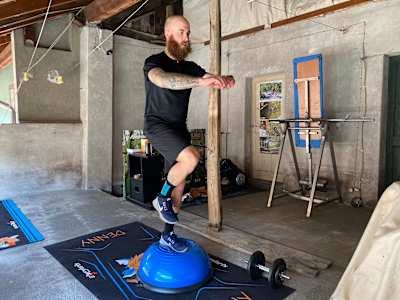 Ćwiczenie z poduszką bosu