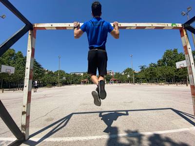 Javier Reig haciendo una dominada con agarre prono