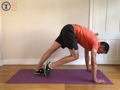 Ici, vous travaillez les hanches, le bas du dos et les ischio-jambiers