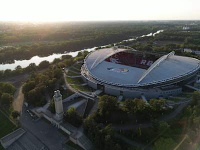 Die Red Bull Arena und die Umgebung aus der Vogelperspektive.