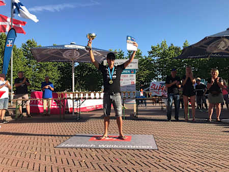 Podium niskie, bo zwycięzca pewnie zwykle ma problem żeby na nie wejść ;)