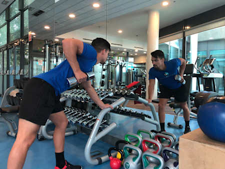 Patada de tríceps con mancuernas 1