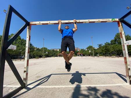 Javier Reig示范反手握法