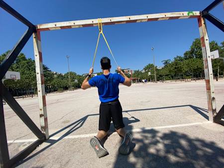 运用弹力绳进行拉力训练