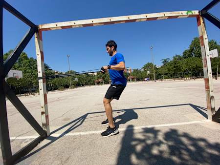运用弹力进行肩胛骨內收训练