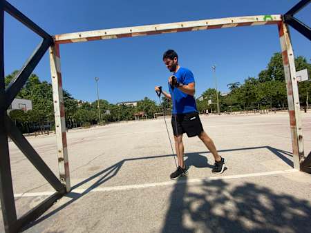 弹力绳进行肱二头肌強化