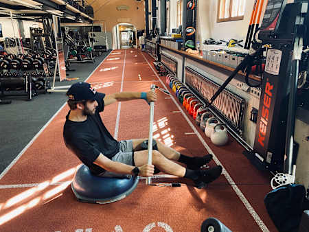 Enduro-Fahrer Manuel Lettenbichler beim Reha-Training im Athlete Performance Center in Thalgau.