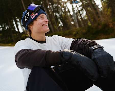 Jakub Hroneš sa pripravuje pred zápisom do histórie prvým Switch Boardslide Triple 1170 v českom Špindlerovom Mlyne v marci 2024