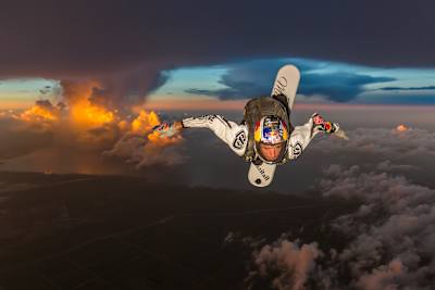 Sean MacCormac surft für das Projekt "Storm's Edge" durch die Lüfte, in Clewiston, FL, USA, am 8. Juli 2016.