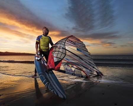 Windsurf-Legende Bjørn Dunkerbeck geht mit "Born to Windsurf" auf Kinotour.