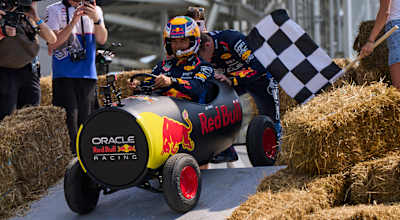 Max Verstappen empujando a Sergio Pérez en la salida de la carrera durante la F1 Soapbox Race en Montreal, Canadá, el 5 de junio de 2024.